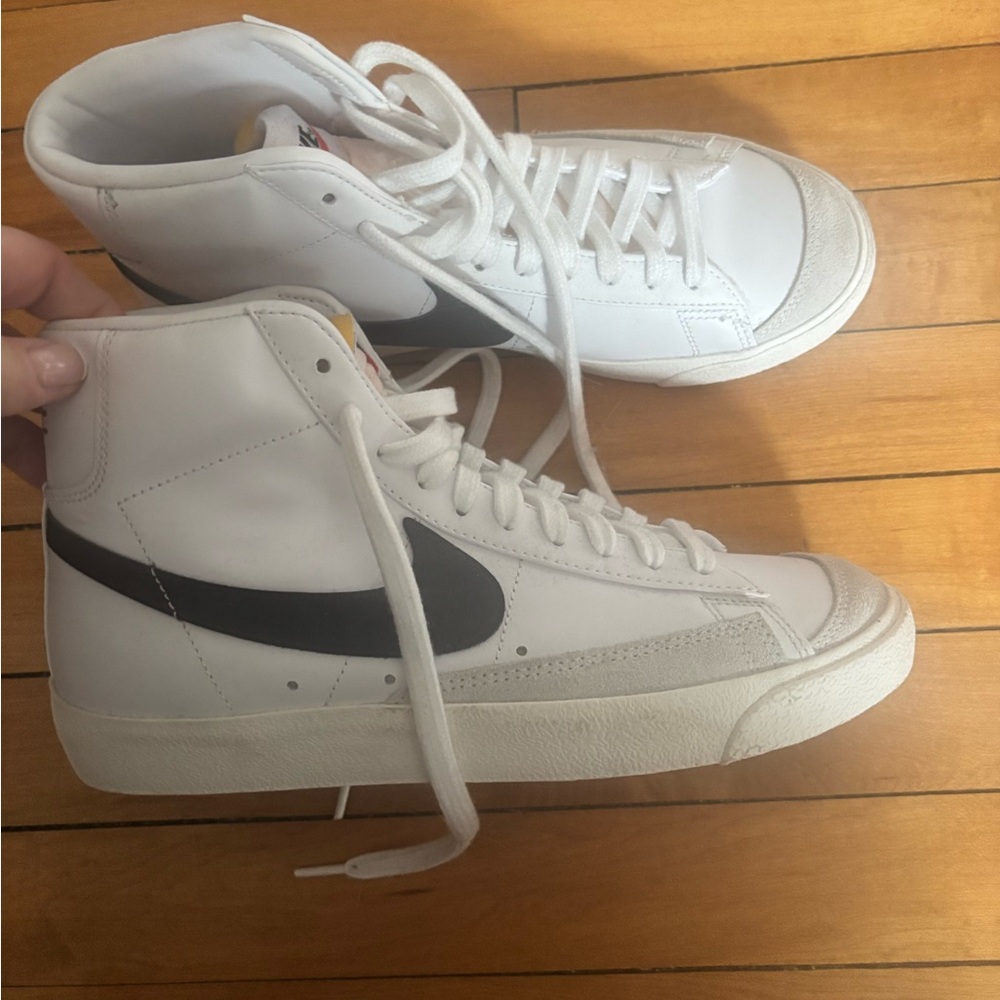 Nike White and Black Sneakers High-Top Classic